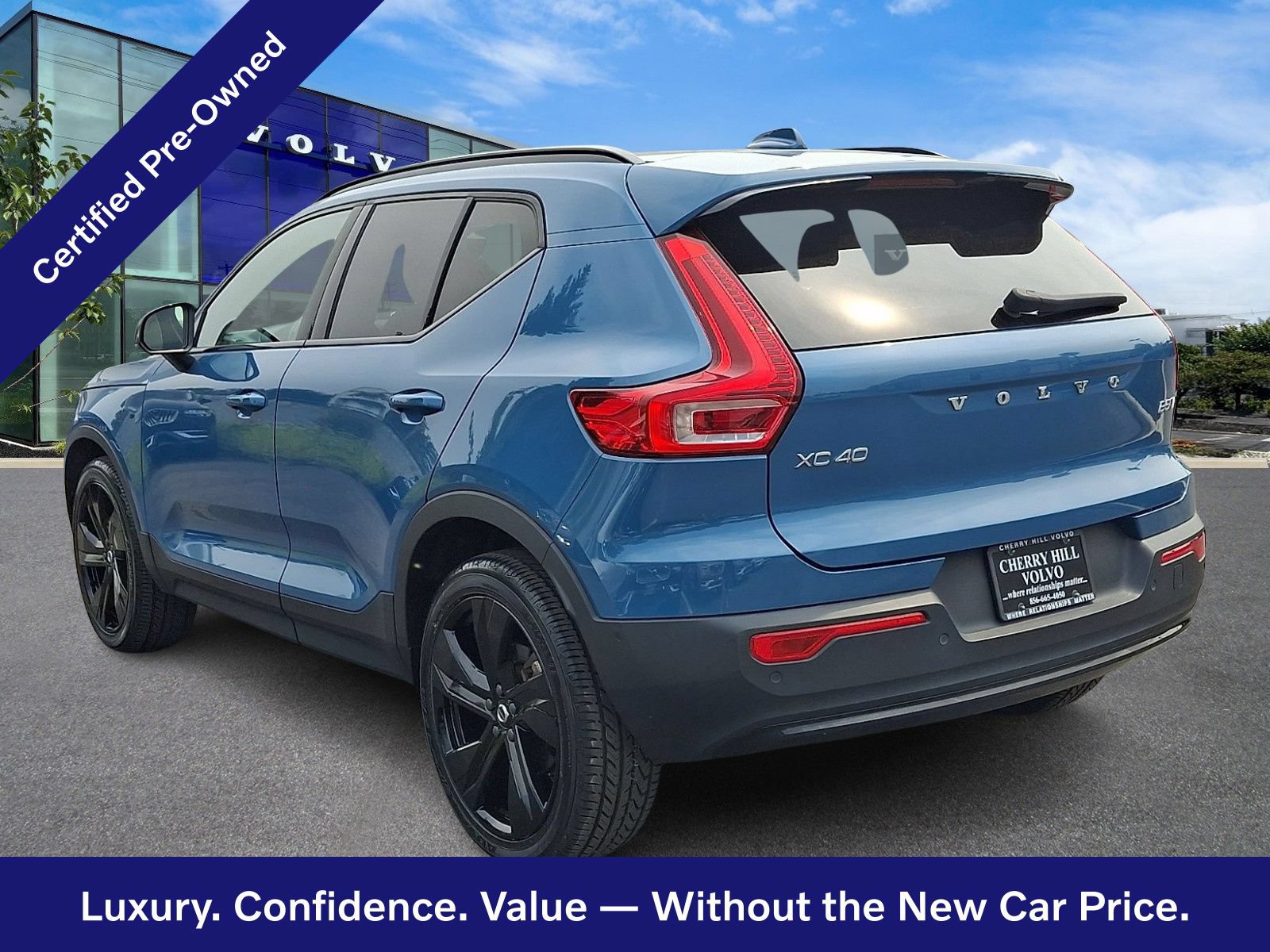 Certified 2023 Volvo XC40 B5 Ultimate w/ Protection Package Premier AWD/4WD image 3