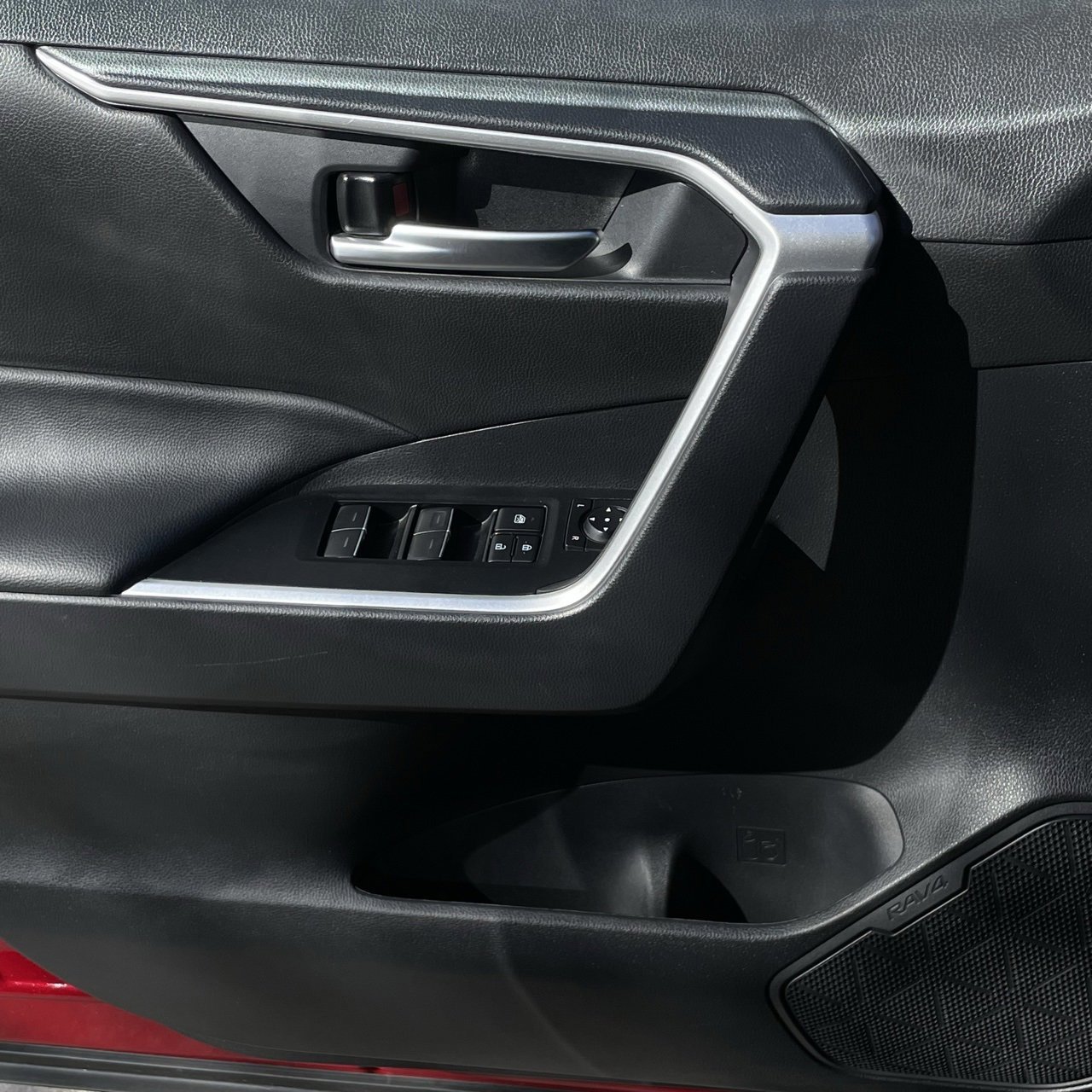 Used 2025 Toyota RAV4 XLE image 21