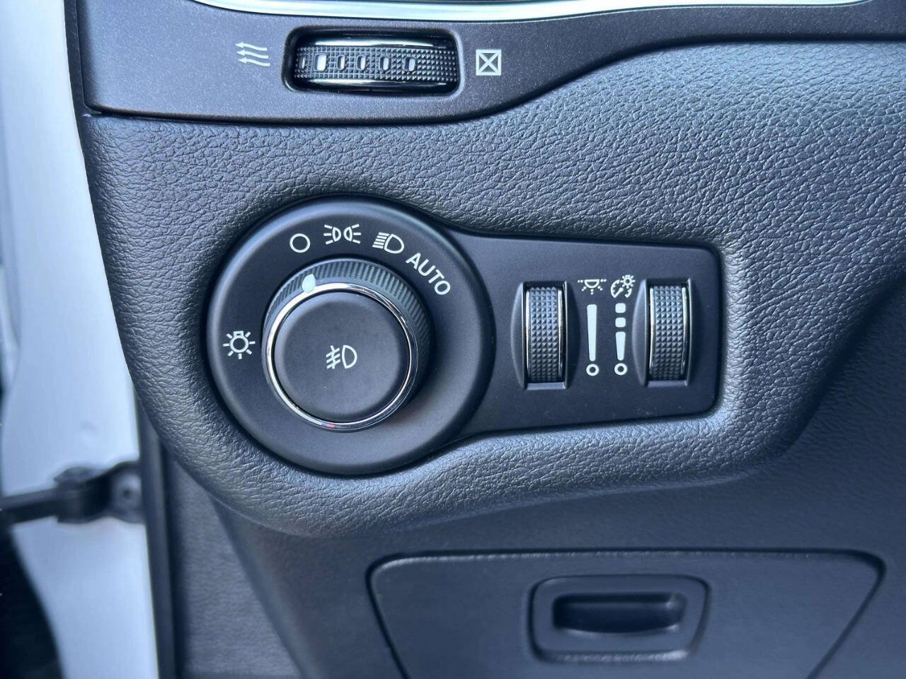 Used 2019 Jeep Cherokee Trailhawk w/ Cold Weather Group AWD/4WD image 31