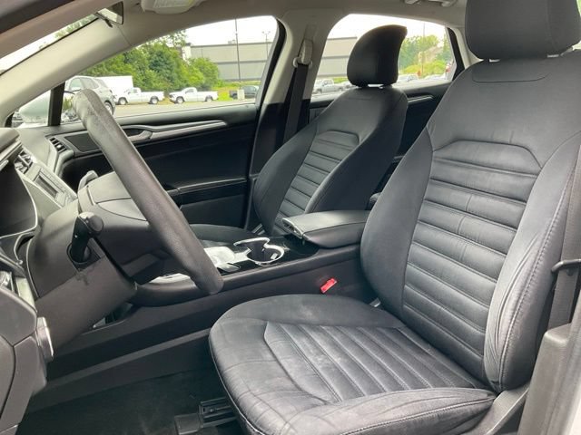 Used 2016 Ford Fusion SE FWD image 2