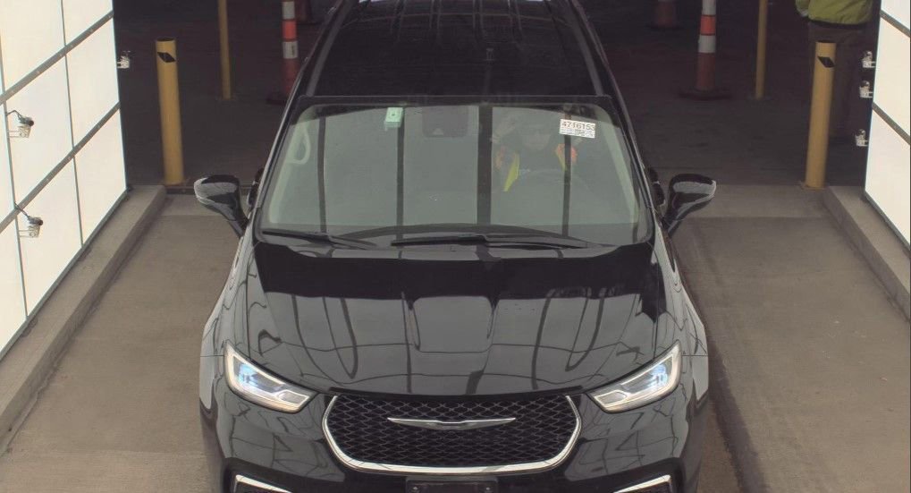 Used 2024 Chrysler Pacifica Touring-L video 2