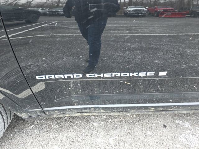Used 2022 Jeep Grand Cherokee Overland w/ Advanced Protech Group III image 9
