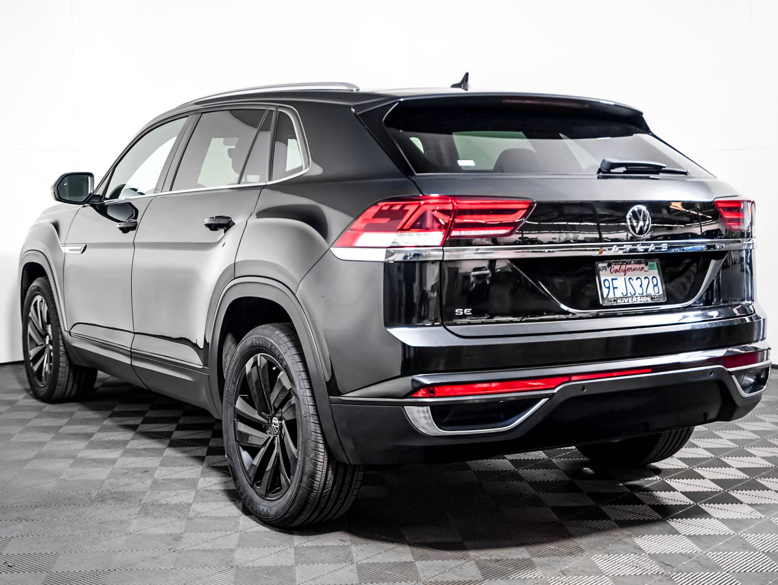 Used 2023 Volkswagen Atlas Cross Sport SE w/ Panoramic Sunroof Package FWD image 2