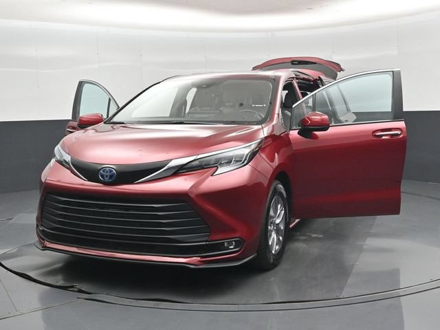 Used 2025 Toyota Sienna XLE FWD image 57