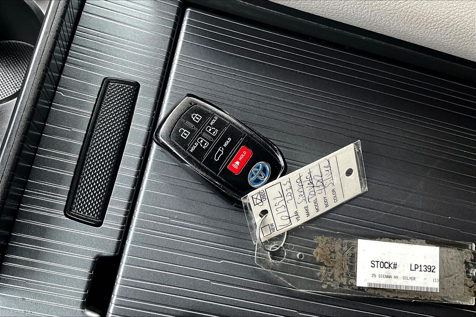 Used 2025 Toyota Sienna XLE FWD image 10