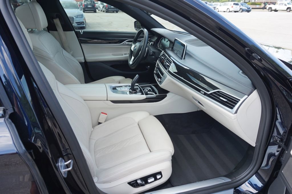 Used 2019 BMW 750i w/ Executive Package image 32