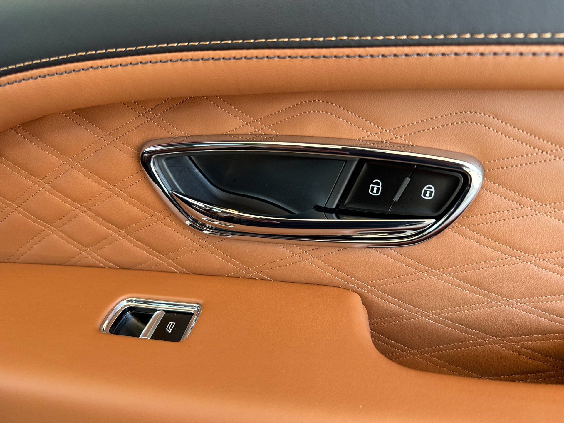 Certified 2023 Bentley Bentayga Extended Wheelbase AWD/4WD image 17