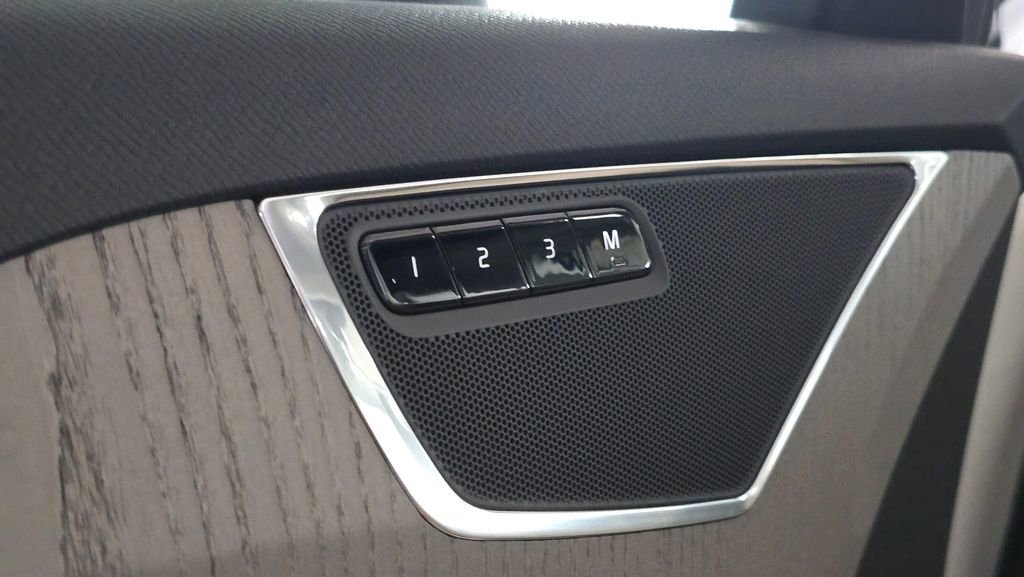 Certified 2025 Volvo XC90 T8 Plus image 23