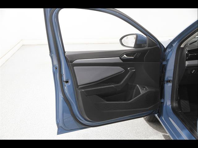 Certified 2025 Volkswagen Jetta SE FWD image 4