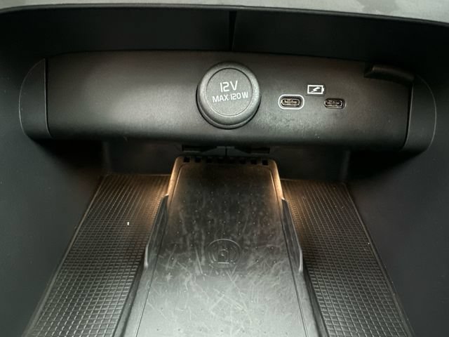 Used 2024 Volvo XC40 B5 Plus AWD/4WD image 38
