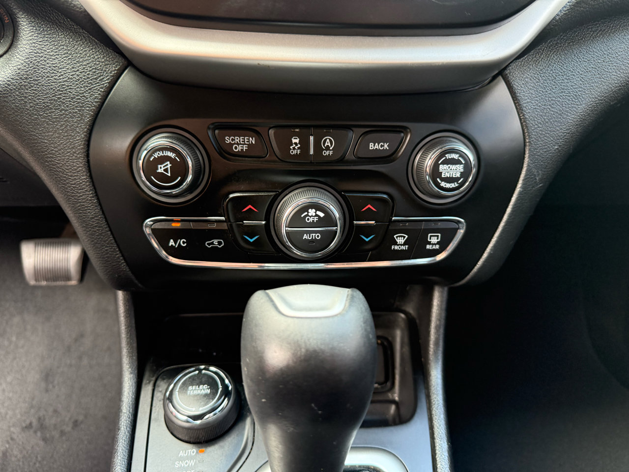 Used 2018 Jeep Cherokee Latitude Plus w/ Comfort/Convenience Group image 11