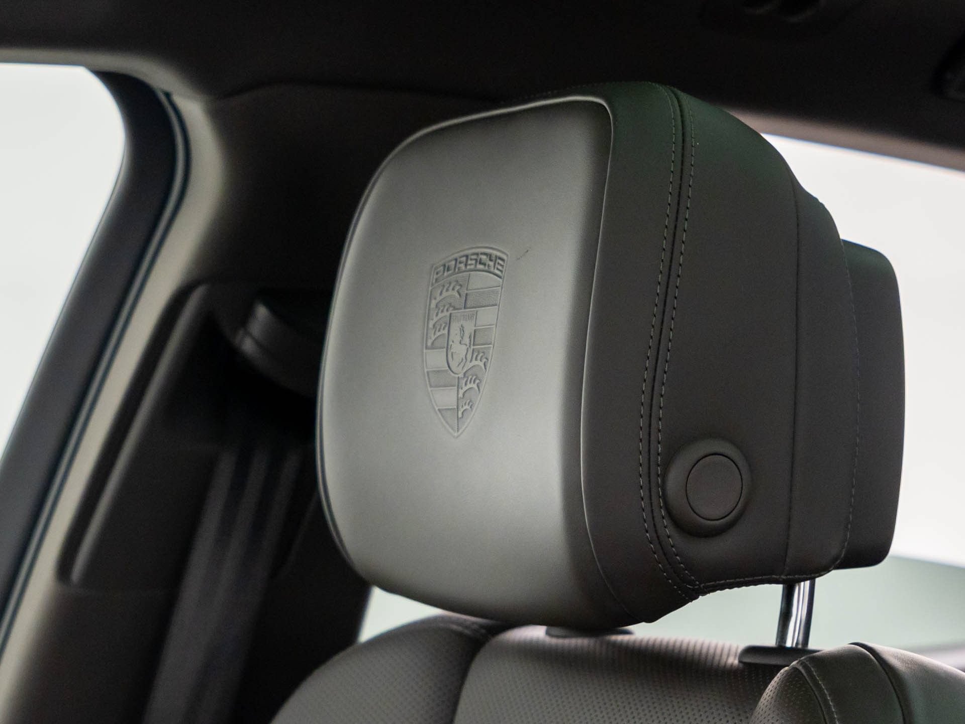 Certified 2023 Porsche Macan AWD/4WD image 35