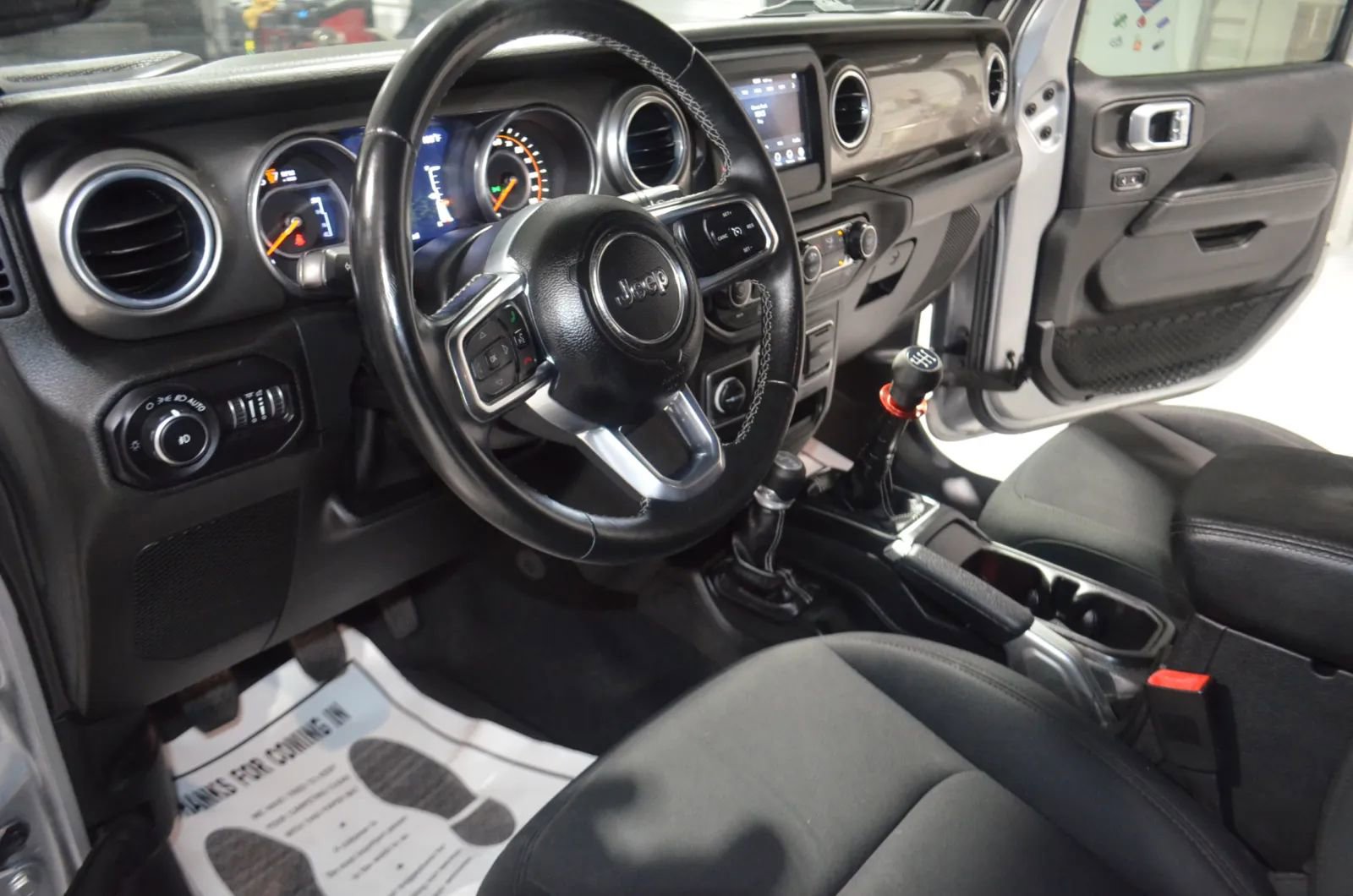 Used 2018 Jeep Wrangler Unlimited Sahara image 12