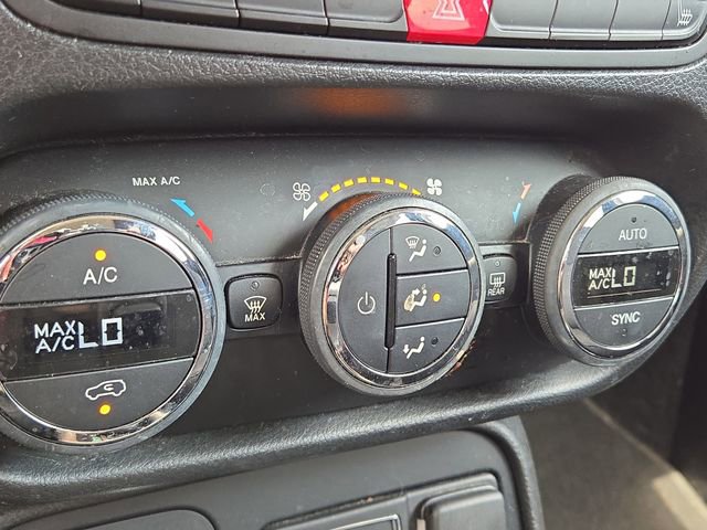 Used 2015 Jeep Renegade Latitude w/ Popular Equipment Group AWD/4WD image 13