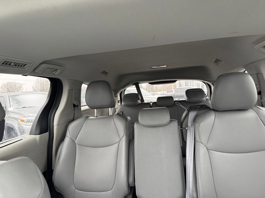 Used 2024 Toyota Sienna XLE image 5