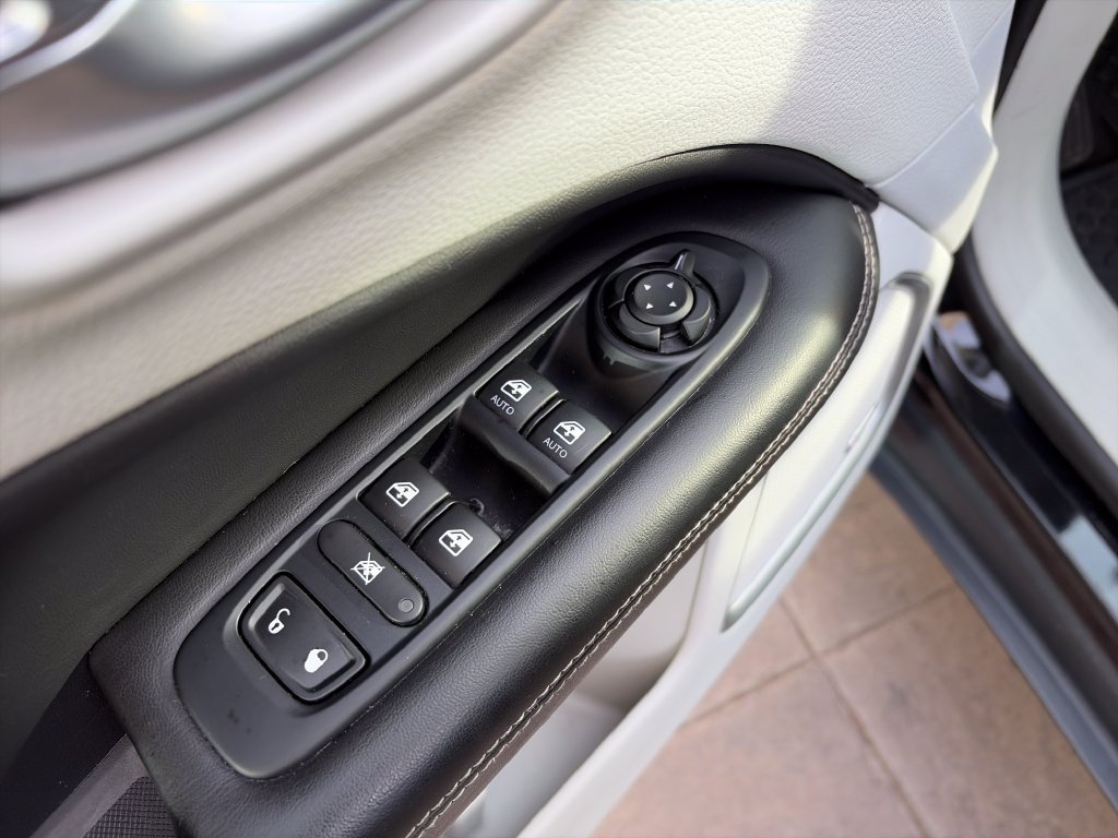 Used 2018 Jeep Compass Latitude w/ Popular Equipment Group AWD/4WD image 25