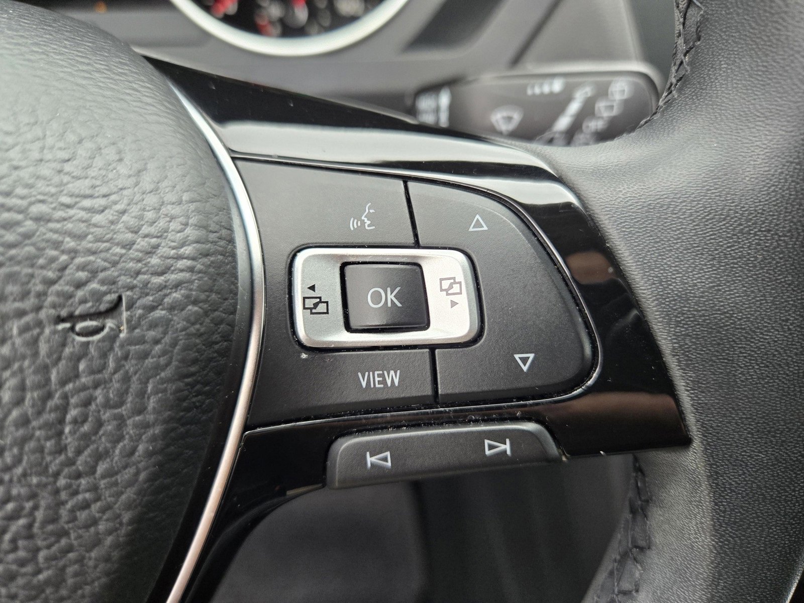 Used 2020 Volkswagen Tiguan SE w/ Panoramic Sunroof Package image 16