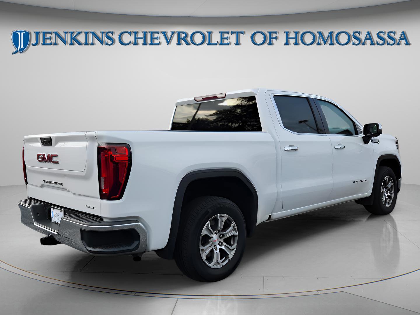 Used 2024 GMC Sierra 1500 SLT image 2