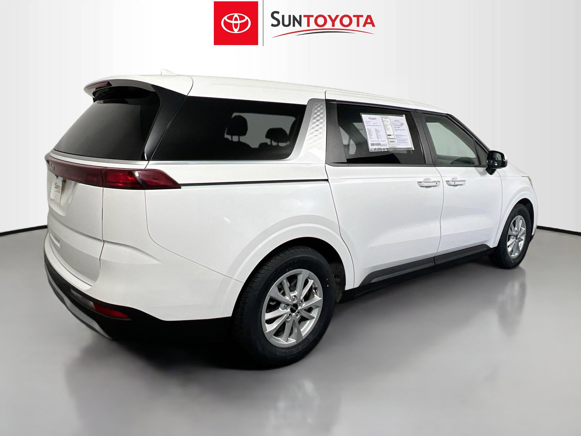 Used 2023 Kia Carnival LX image 4