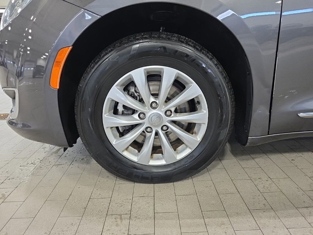 Used 2018 Chrysler Pacifica Touring-L image 14