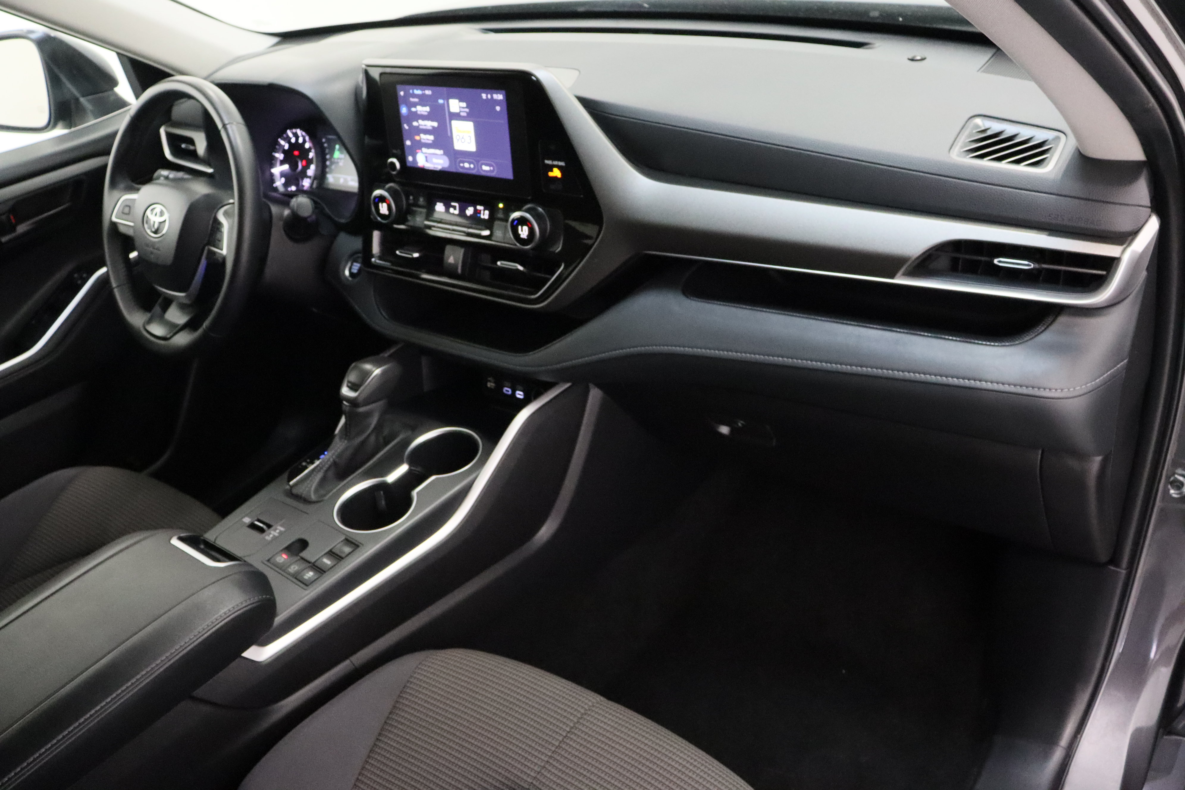 Used 2025 Toyota Highlander LE FWD image 38