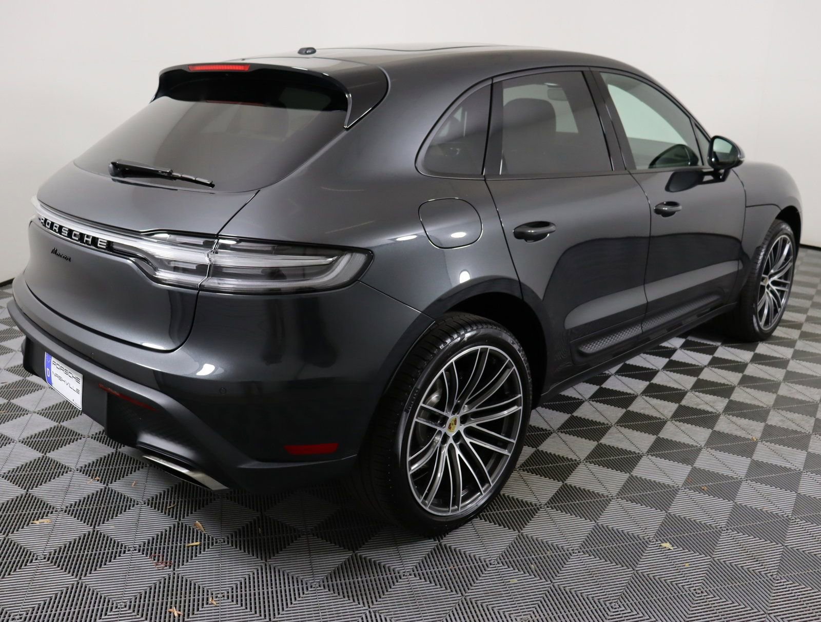 Used 2025 Porsche Macan image 25
