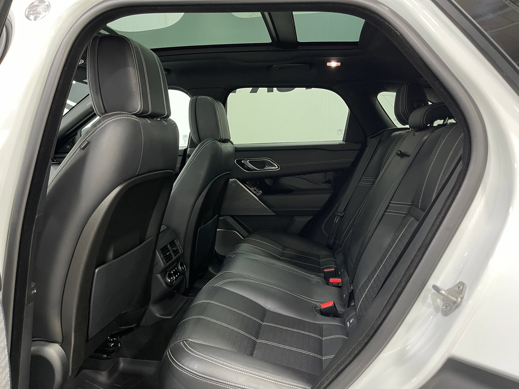 Used 2018 Land Rover Range Rover Velar R-Dynamic HSE AWD/4WD image 29