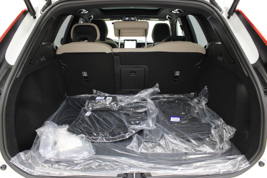 New 2026 Volvo XC60 B5 Plus w/ Protection Package Premier AWD/4WD image 31