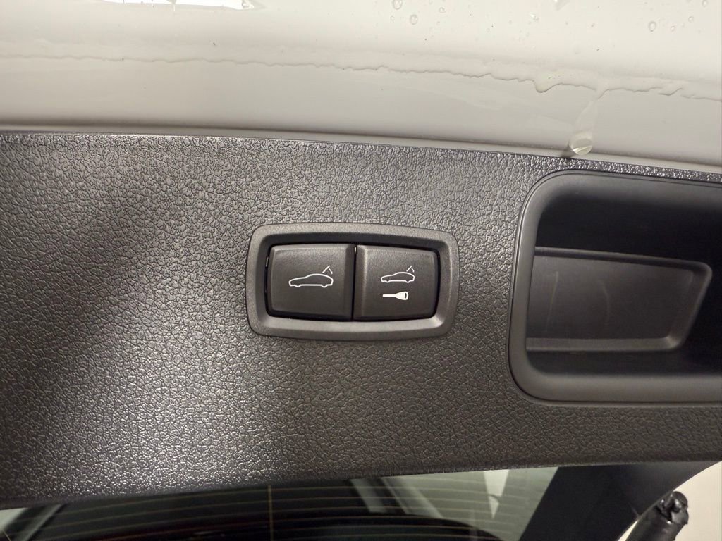 Certified 2025 Porsche Macan S image 17