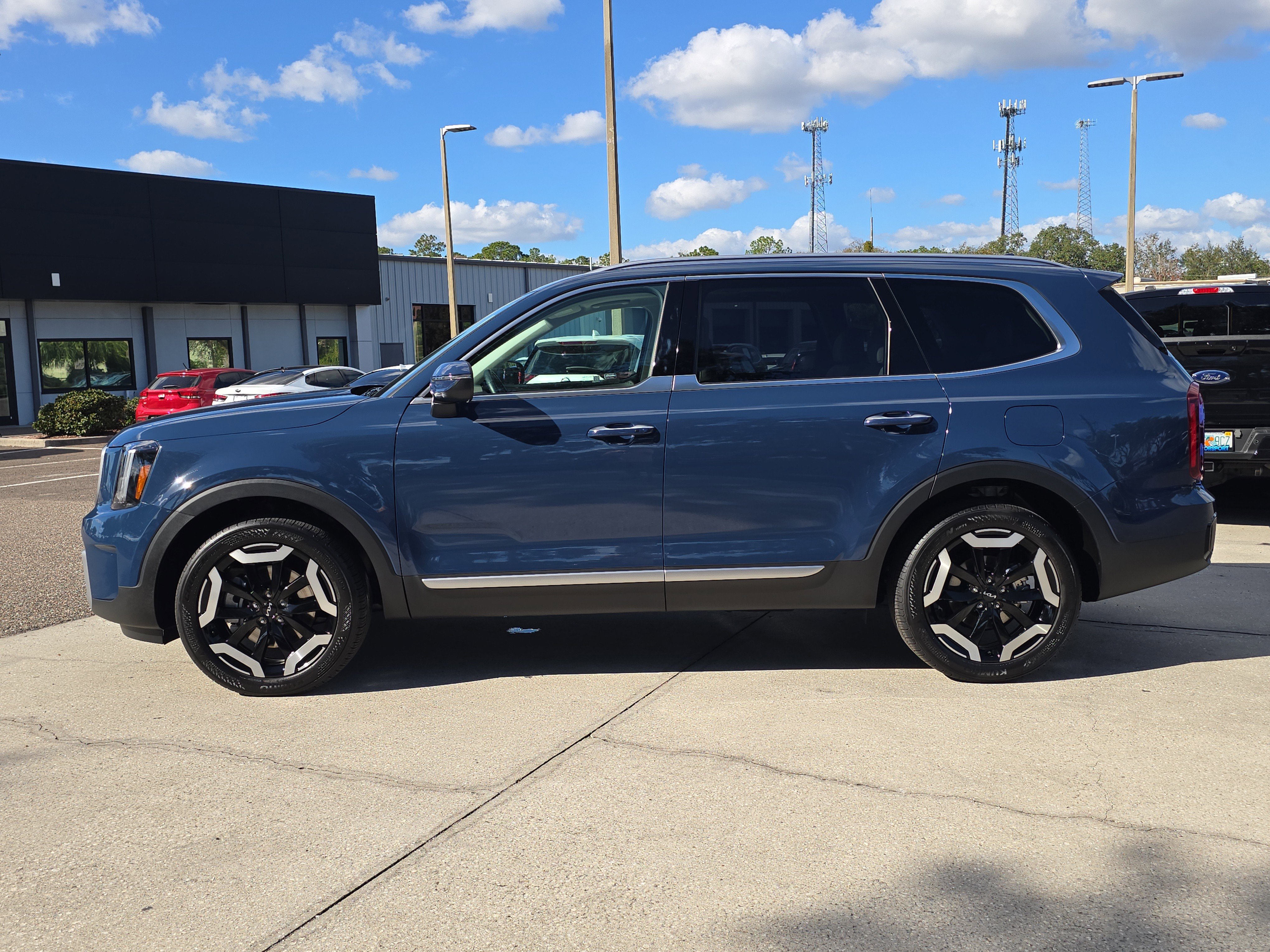 Used 2025 Kia Telluride S image 5