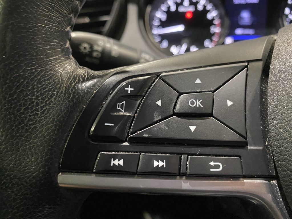 Used 2018 Nissan Rogue SV w/ Premium Package FWD image 10
