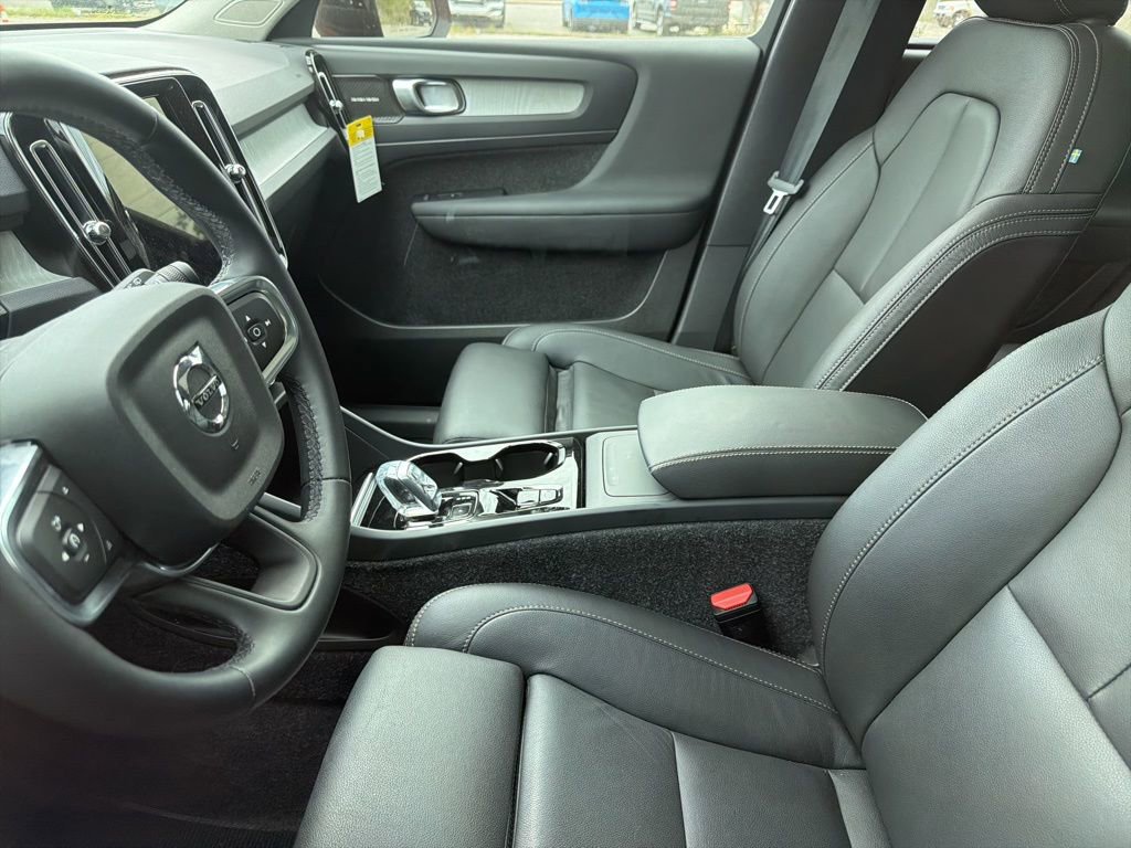 Used 2025 Volvo XC40 B5 Ultra w/ Climate Package image 5