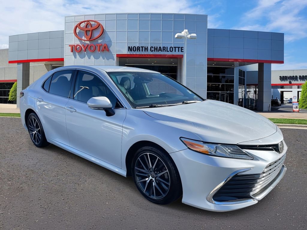 Used 2021 Toyota Camry XLE image 3