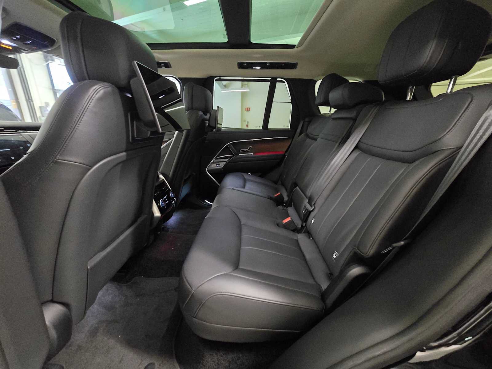 Used 2025 Land Rover Range Rover SE AWD/4WD image 17