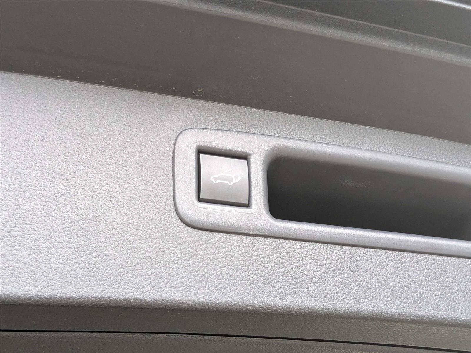 Certified 2025 Toyota Highlander XLE FWD image 10