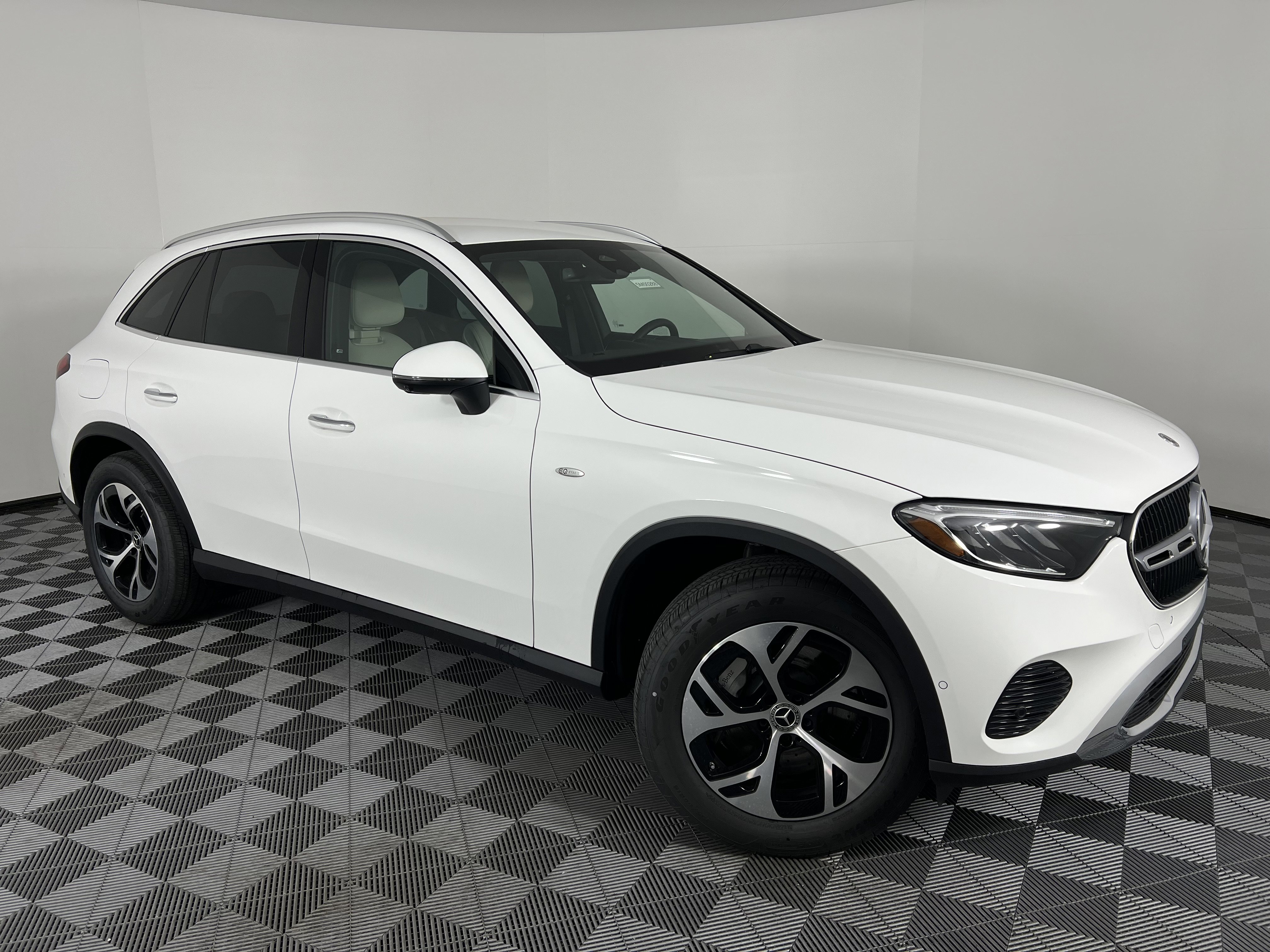 New 2025 Mercedes-Benz GLC 350e 4MATIC image 2