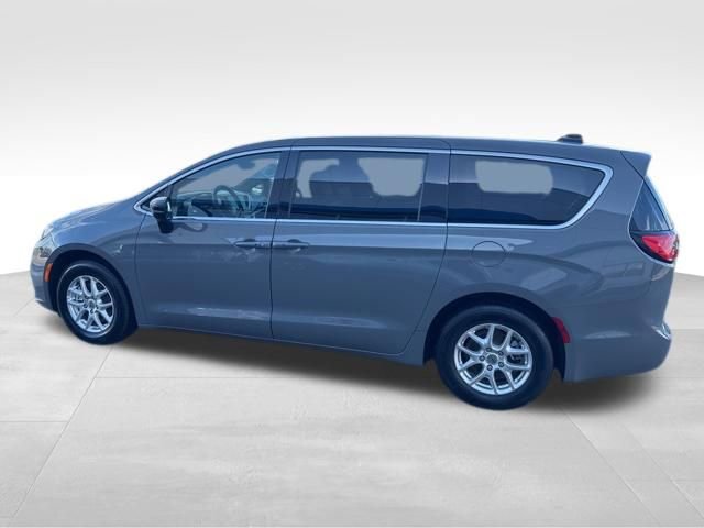 Used 2025 Chrysler Pacifica Select image 2