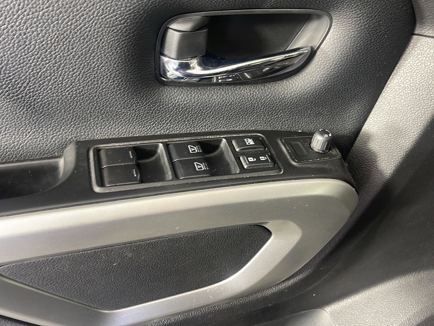 Used 2024 Nissan Titan SV w/ SV Convenience Package image 13