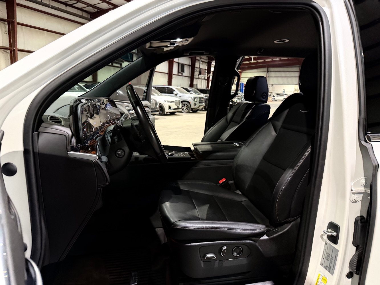 Used 2022 Cadillac Escalade Luxury AWD/4WD image 14