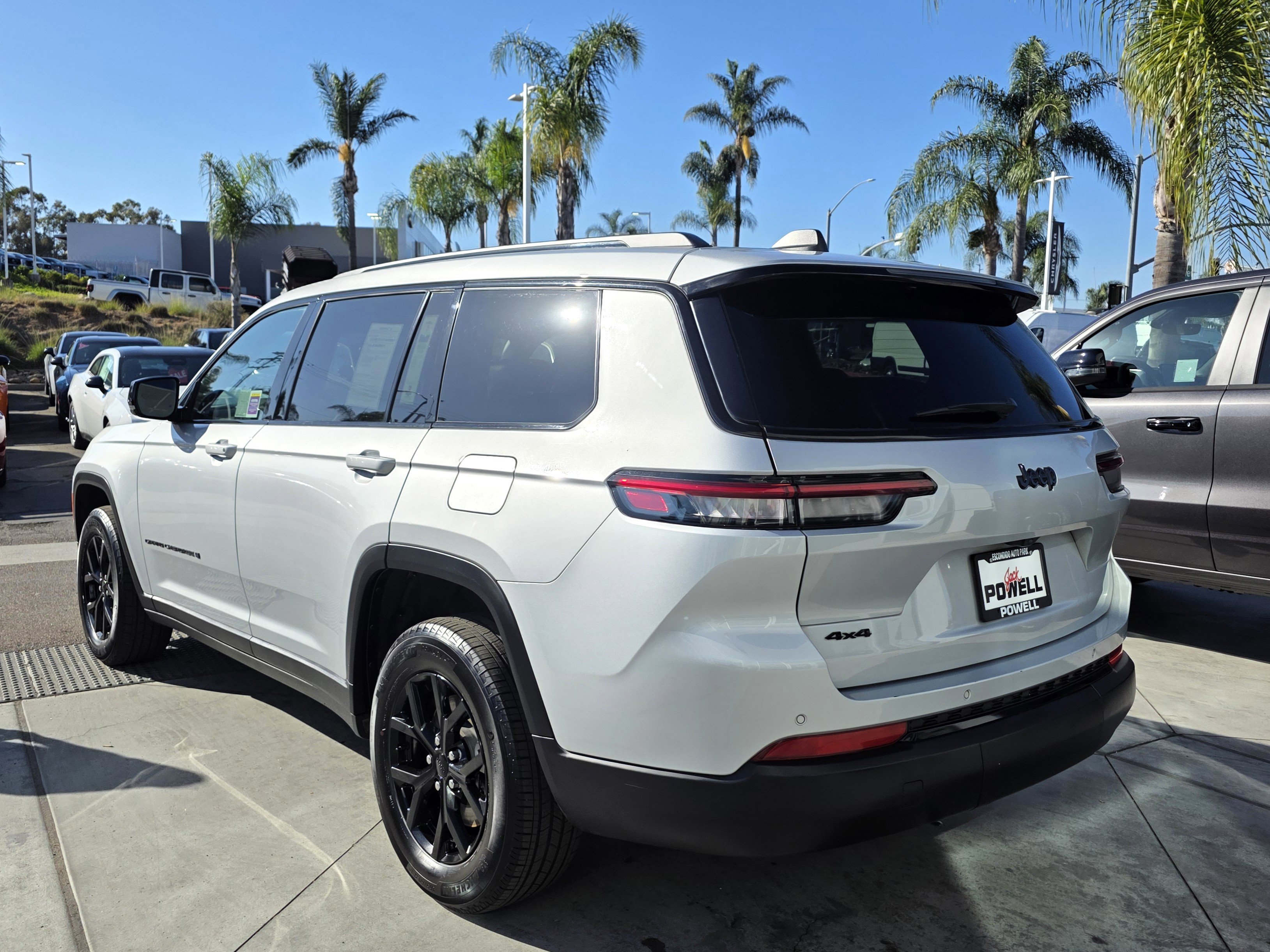 Certified 2024 Jeep Grand Cherokee L Laredo image 3