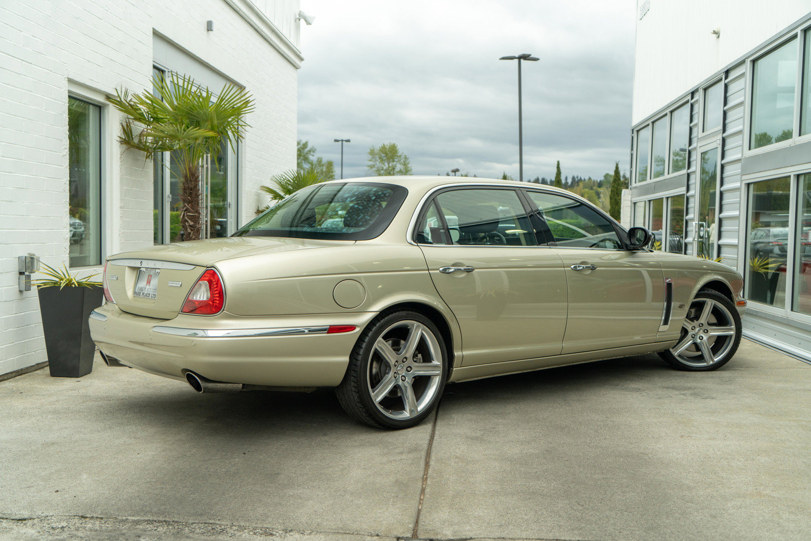 Used 2006 Jaguar XJ Vanden Plas Super V8 Portfolio RWD image 10