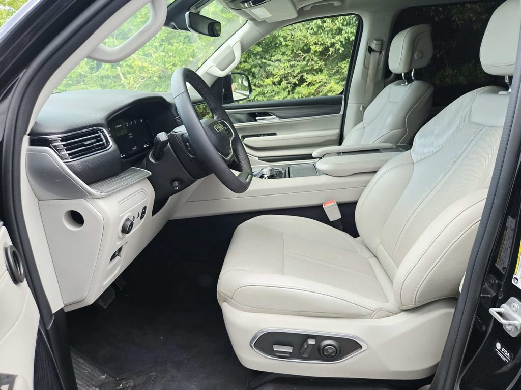 Certified 2023 Jeep Wagoneer Series III w/ Premium Group I AWD/4WD image 12