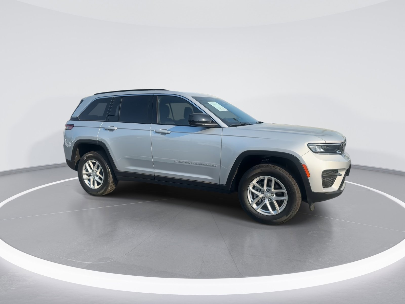 Used 2025 Jeep Grand Cherokee Laredo X image 2
