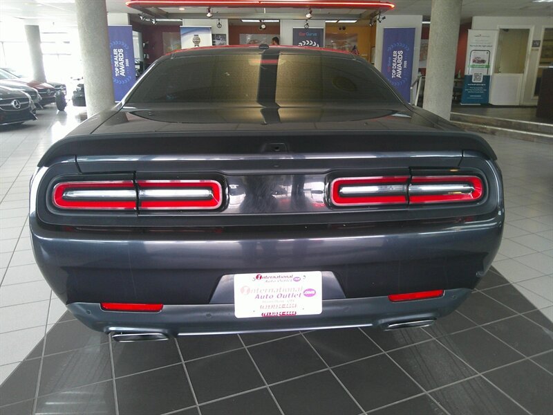 Used 2017 Dodge Challenger R/T w/ Driver Convenience Group RWD image 6