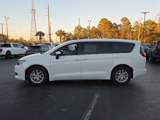 Used 2023 Chrysler Voyager LX image 9