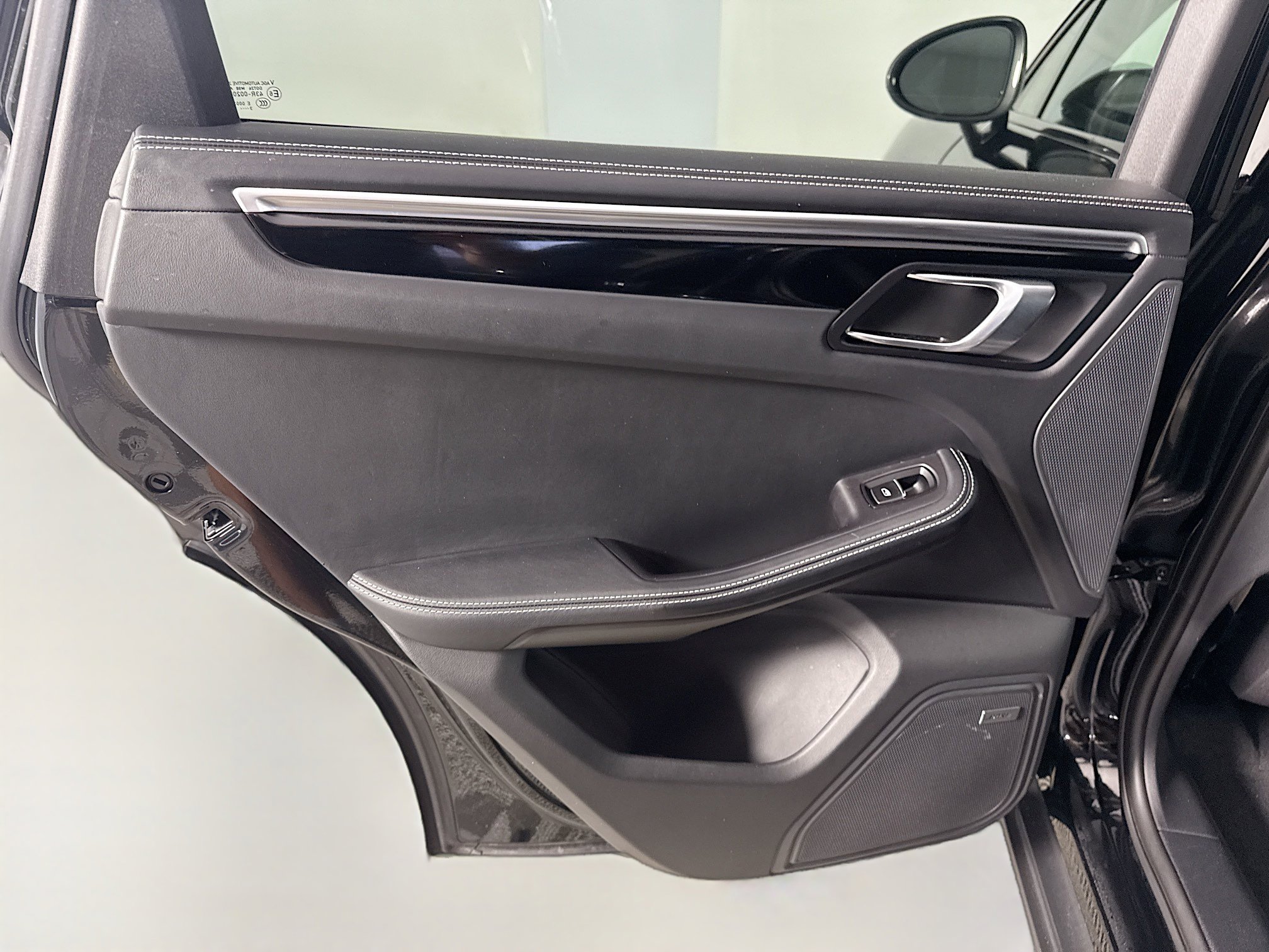 Used 2024 Porsche Macan Turbo w/ Premium Plus Package image 25