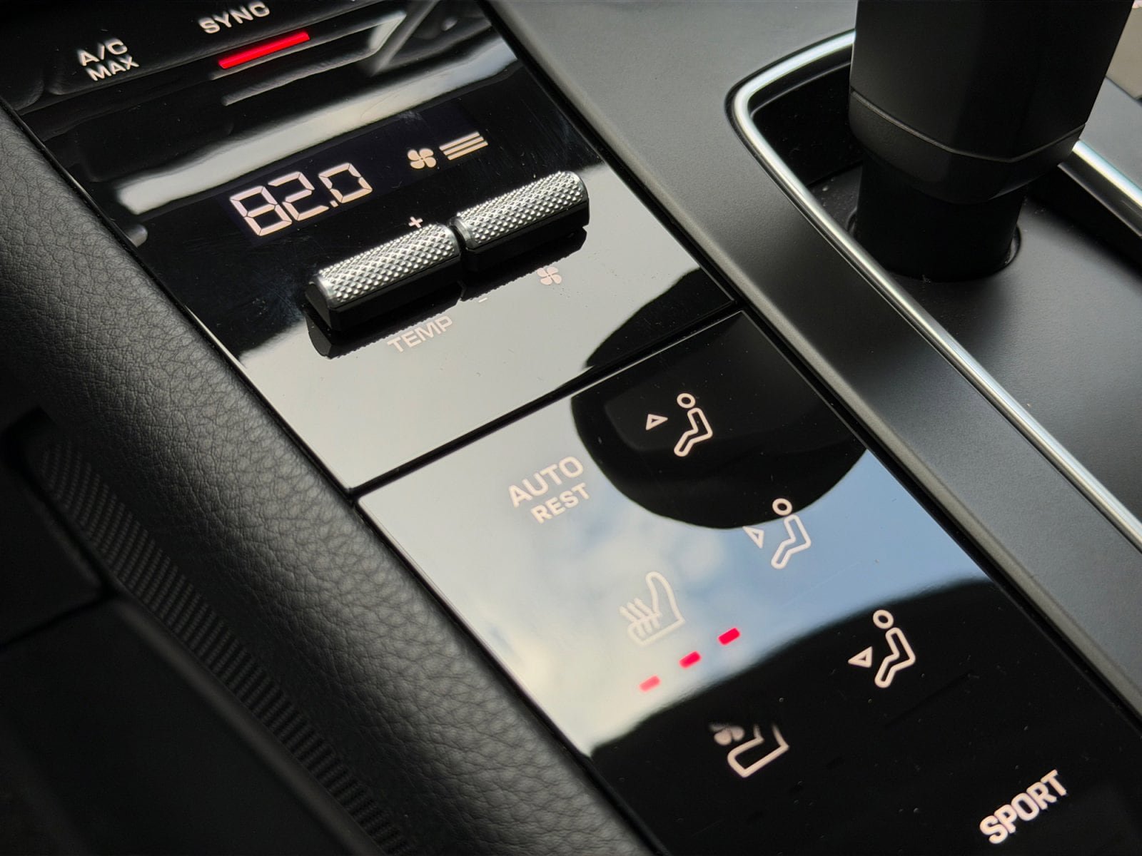 Certified 2025 Porsche Macan AWD/4WD image 19