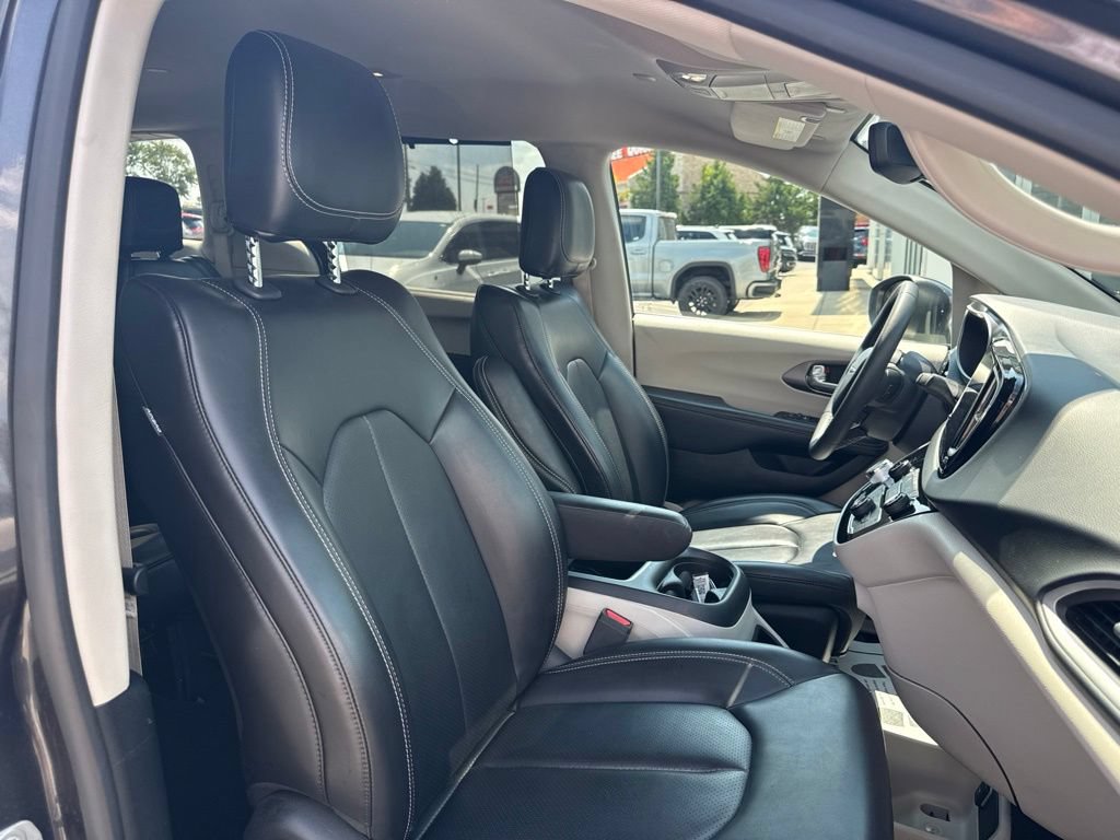 Used 2023 Chrysler Pacifica Touring-L FWD image 14
