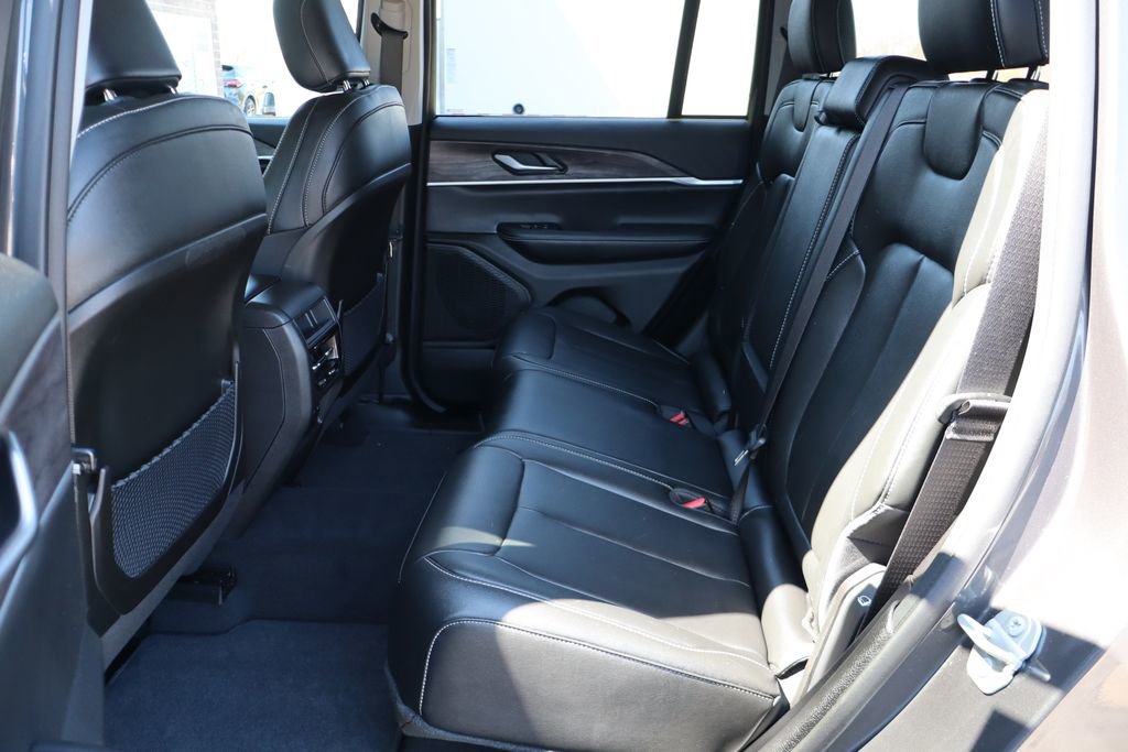 Used 2023 Jeep Grand Cherokee Limited image 37