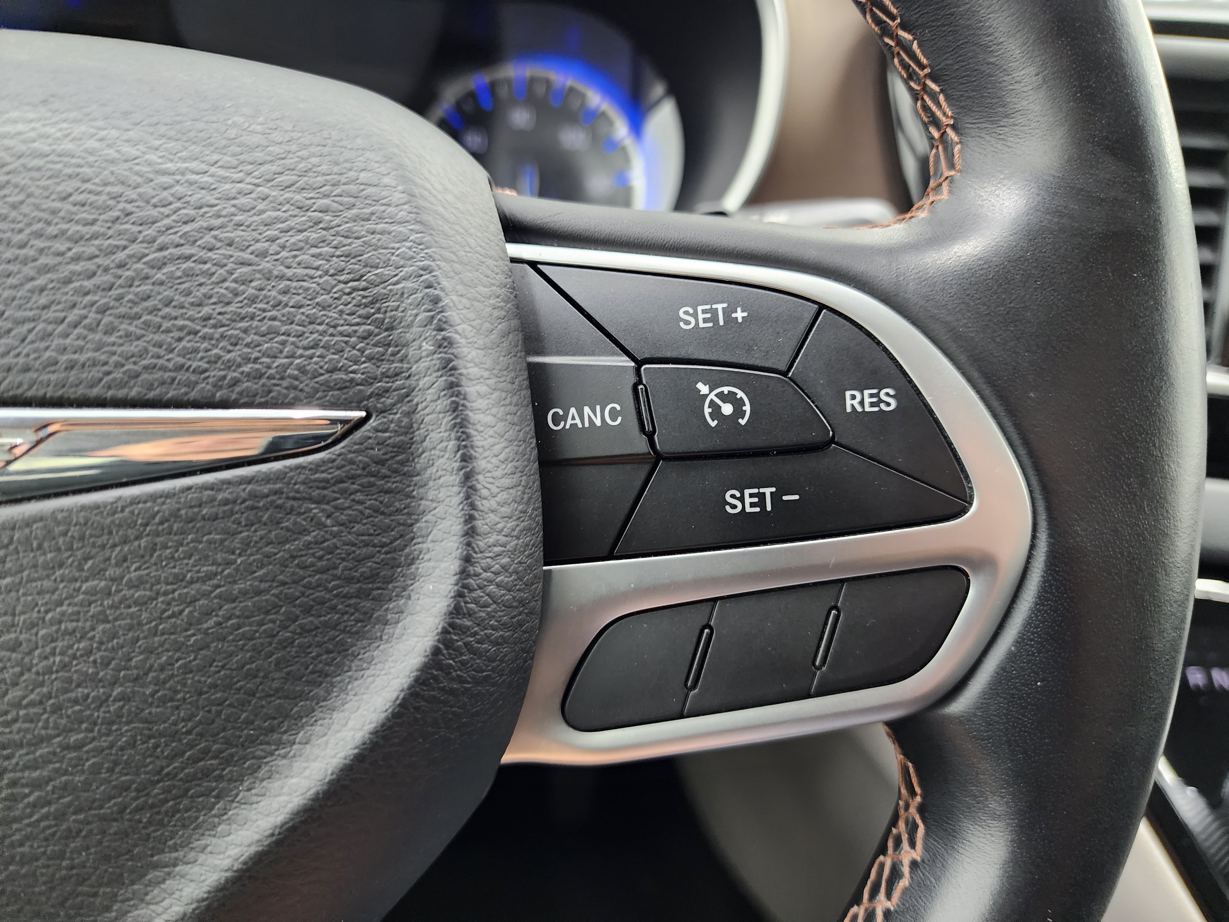 Used 2017 Chrysler Pacifica Touring-L FWD image 17